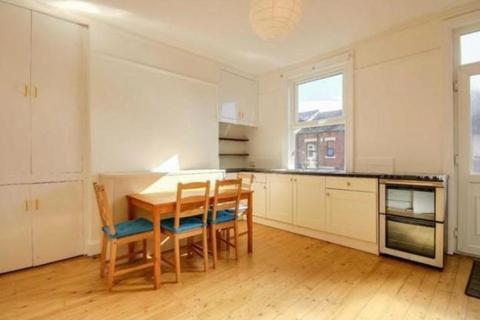 4 bedroom terraced house to rent, Roundhay Avenue, Leeds LS8