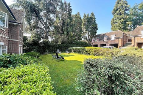 2 bedroom flat to rent, Douglas Court, Fleet GU51