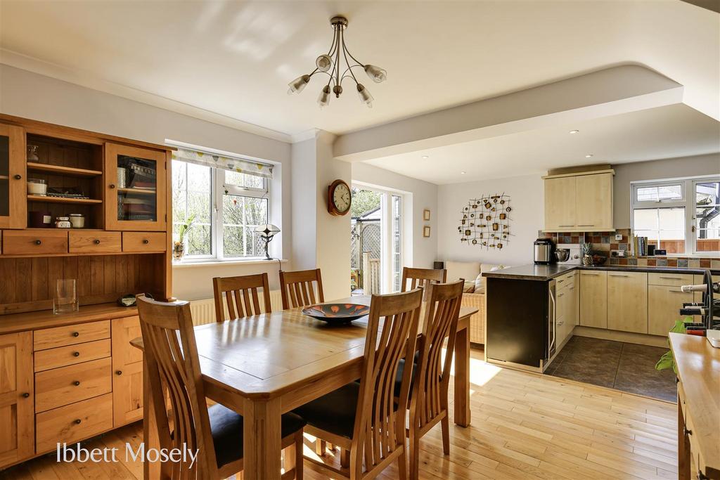 13 Dining room.jpg