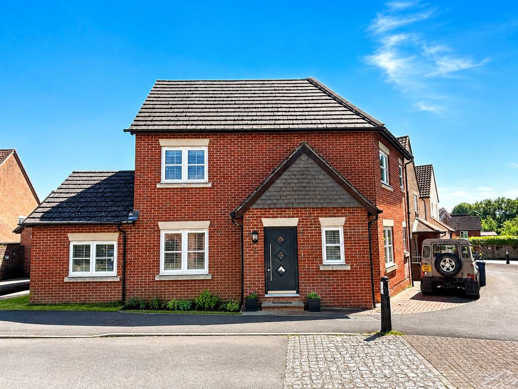 3 bedroom detached house for sale in Surrey