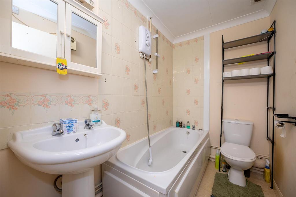 Flat 9 Thames Court 26 2.jpg