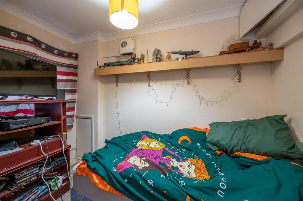 Flat 9 Thames Court 26 4.jpg