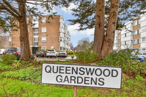 2 bedroom flat for sale, Queenswood Gardens, Wanstead
