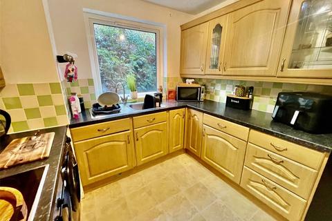 2 bedroom apartment for sale, Frizley Gardens, Bradford, West Yorkshire, BD9