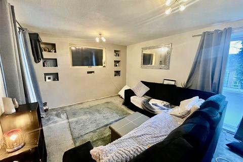 2 bedroom apartment for sale, Frizley Gardens, Bradford, West Yorkshire, BD9