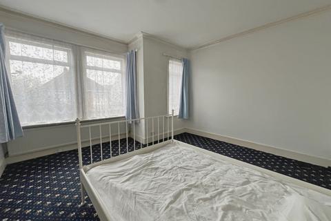 3 bedroom terraced house to rent, Cromwell Road , Hounslow, TW3