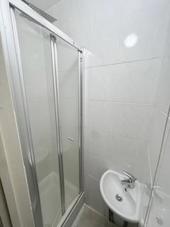 3 bedroom terraced house to rent, Cromwell Road , Hounslow, TW3
