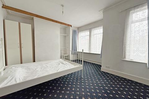 3 bedroom terraced house to rent, Cromwell Road , Hounslow, TW3