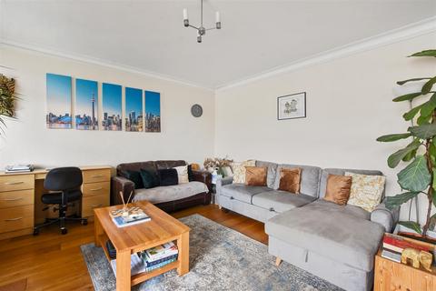 2 bedroom flat for sale, St. Johns Court, Finchley Road, London, NW3