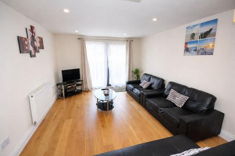 2 bedroom flat for sale, Station Road, Garden Court, UB7