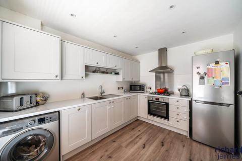 2 bedroom terraced house for sale, Meadow Road, Swindon, SN2
