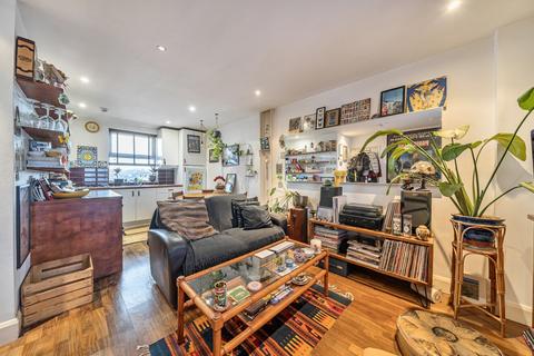 2 bedroom flat for sale, Kapuvar Close, London, SE15