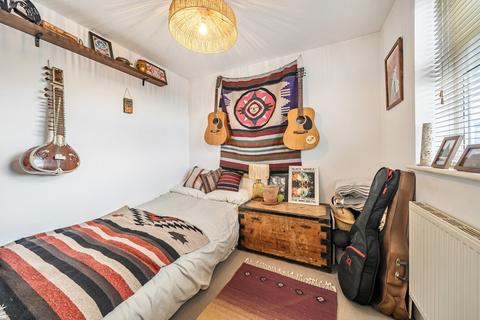 2 bedroom flat for sale, Kapuvar Close, London, SE15