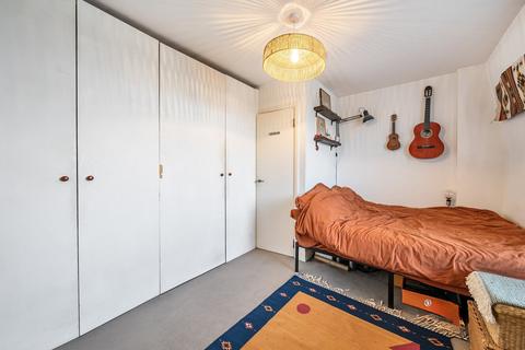2 bedroom flat for sale, Kapuvar Close, London, SE15