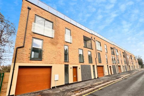 5 bedroom end of terrace house to rent, Station Road, Westcliff-On-Sea