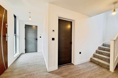 5 bedroom end of terrace house to rent, Station Road, Westcliff-On-Sea