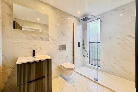 5 bedroom end of terrace house to rent, Station Road, Westcliff-On-Sea