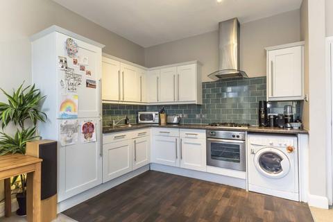 3 bedroom flat for sale, Slievemore Close, London SW4