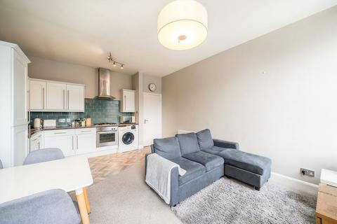 3 bedroom flat for sale, Slievemore Close, London SW4