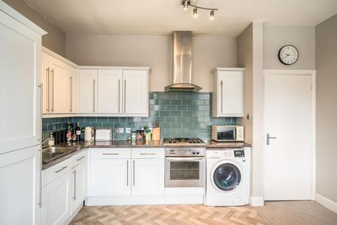3 bedroom flat for sale, Slievemore Close, London SW4