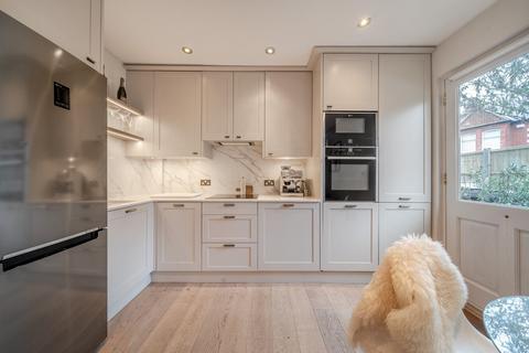 2 bedroom flat for sale, Haverhill Road, Balham, London, SW12