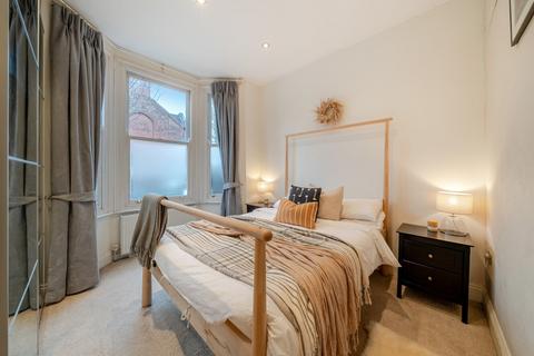 2 bedroom flat for sale, Haverhill Road, Balham, London, SW12