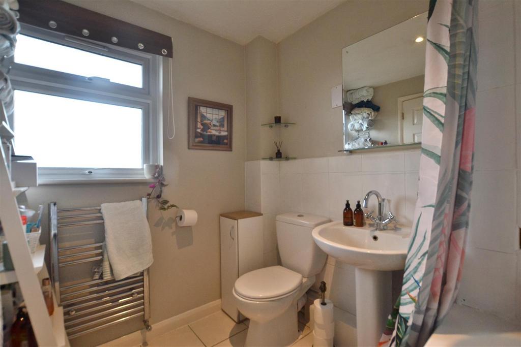 Family Bathroom 1.JPG