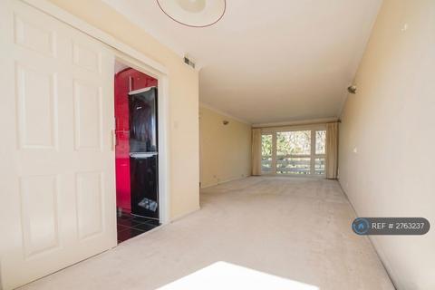 3 bedroom flat to rent, Gilmerton Court, Cambridge, CB2