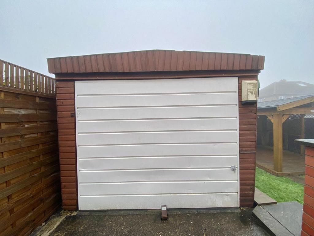 Detached garage