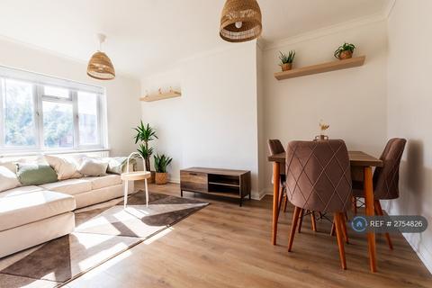 2 bedroom flat to rent, Montrose Court, London, NW9