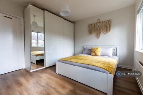 2 bedroom flat to rent, Montrose Court, London, NW9