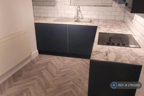 1 bedroom in a house share to rent, Upper North Street, London, E14