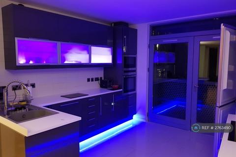 2 bedroom flat to rent, Becquerel Court, London, SE10