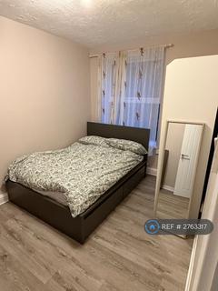 1 bedroom in a flat share to rent, Deloraine House, London, SE8
