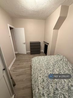 1 bedroom in a flat share to rent, Deloraine House, London, SE8