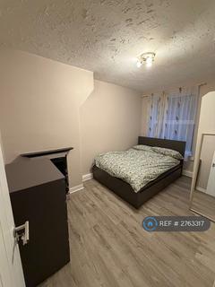 1 bedroom in a flat share to rent, Deloraine House, London, SE8