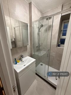 1 bedroom in a flat share to rent, Deloraine House, London, SE8