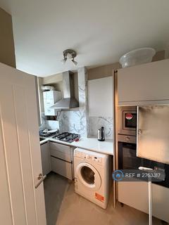 1 bedroom in a flat share to rent, Deloraine House, London, SE8