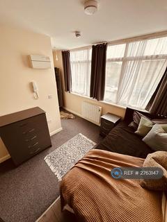 Studio to rent, Stanwell New Road, Staines Upon Thames, TW18