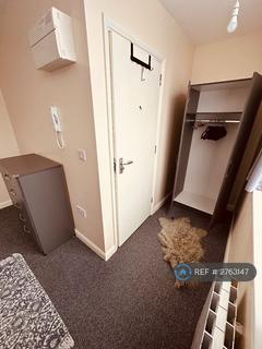 Studio to rent, Stanwell New Road, Staines Upon Thames, TW18