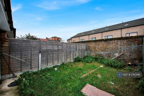 3 bedroom terraced house to rent, Masterman Road, London, E6