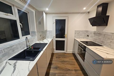 1 bedroom in a house share to rent, Ballater Road, London, SW2
