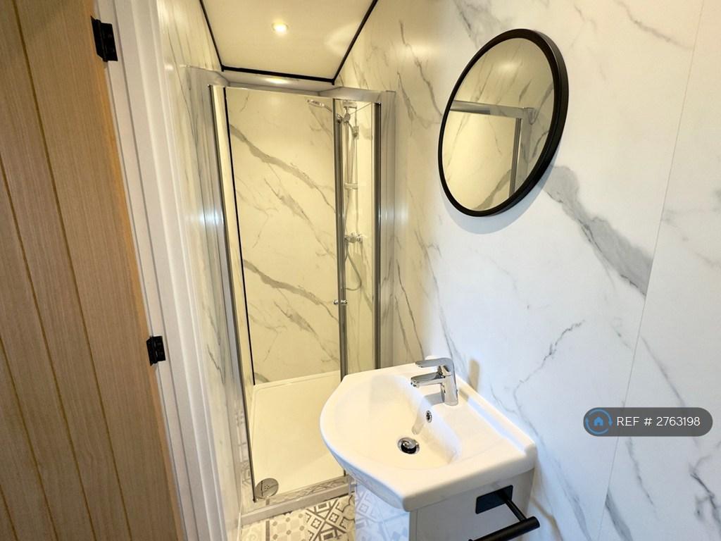 Room 2 Ensuite