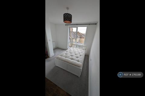 3 bedroom penthouse to rent, Cameron Court, London, E12