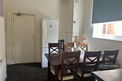 7 bedroom terraced house to rent, St Michael's Avenue, Northampton, NN1