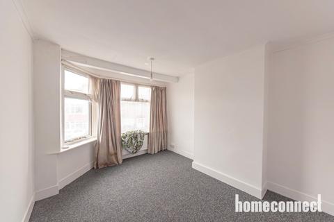3 bedroom terraced house to rent, Trehearn Road, Ilford IG6