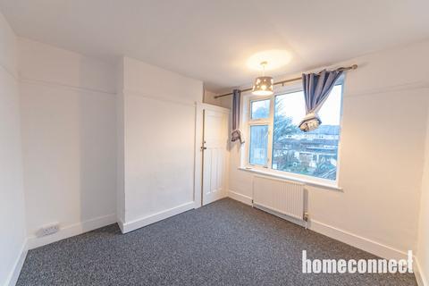 3 bedroom terraced house to rent, Trehearn Road, Ilford IG6