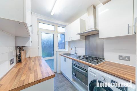 3 bedroom terraced house to rent, Trehearn Road, Ilford IG6