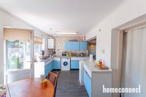3 bedroom terraced house for sale, Weald Way, Romford RM7