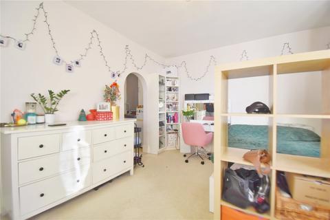 Studio to rent, Welldon Crescent, Harrow HA1